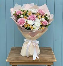 Букет цветов из:  Гвоздики, Орхидеи и Розы в Пшизове