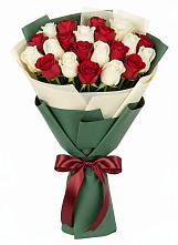 Букет Микс из красных и белых роз в Пшизове