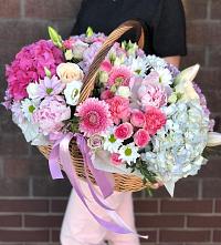 Композиция солнечный день в Пшизове Цветочная композиция из Розы, Хризантемы, Пионы и Лизиантусы в корзине в Пшизове
