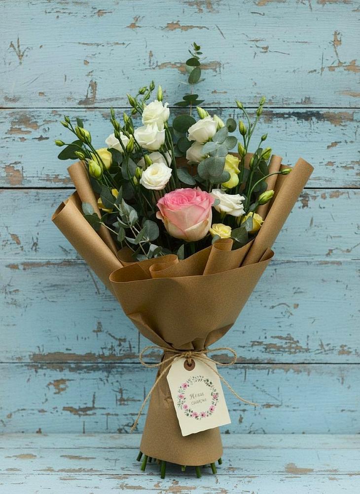 Букет цветов из: Розы и Лизиантусы в Пшизове