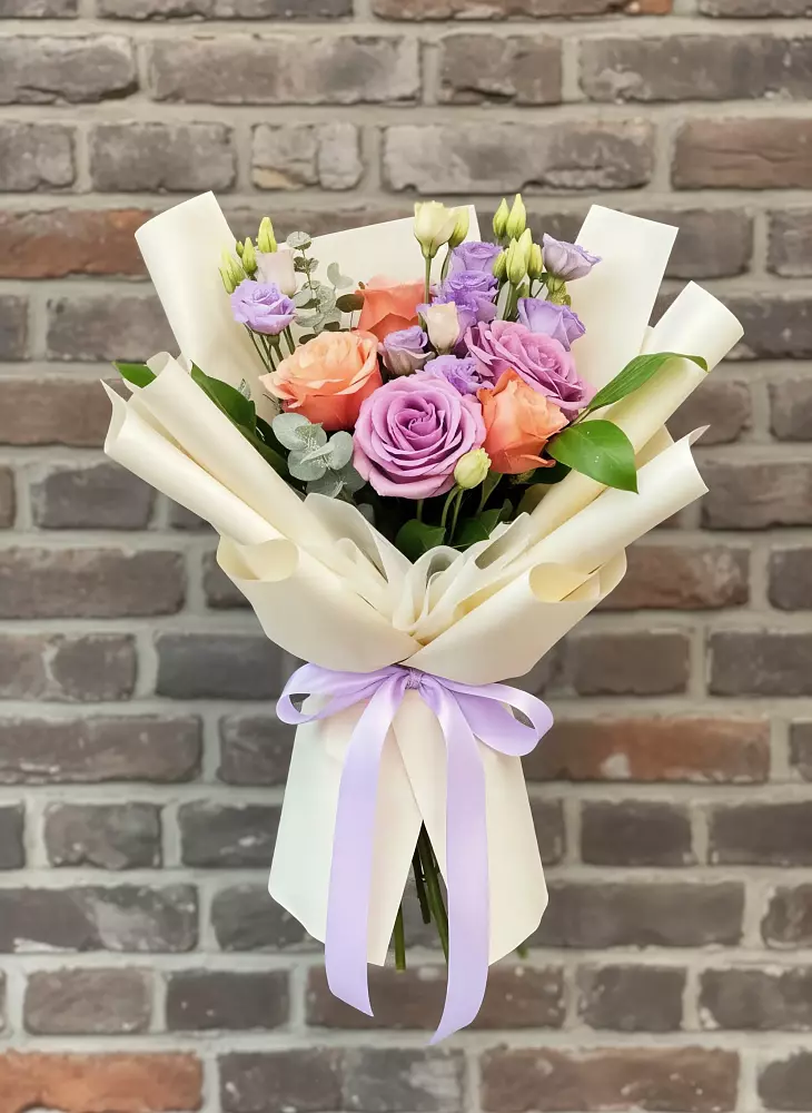 Букет цветов из: Лизиантусы и Розы в Пшизове