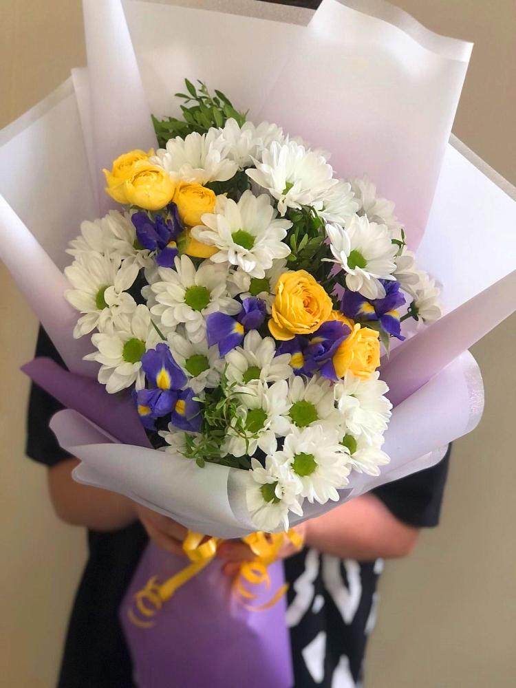 Букет цветов из: Ирисы, Хризантемы и Розы в Пшизове