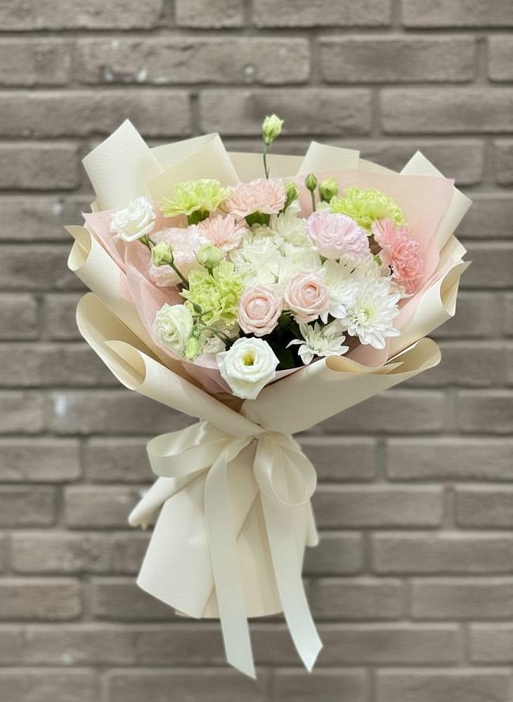 Букет цветов из: Гвоздики, Розы, Лизиантусы и Хризантемы в Пшизове