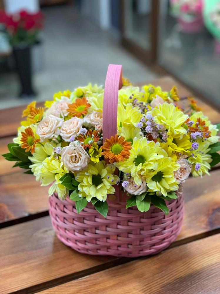 Цветочная композиция из Хризантемы и Розы в корзине в Пшизове