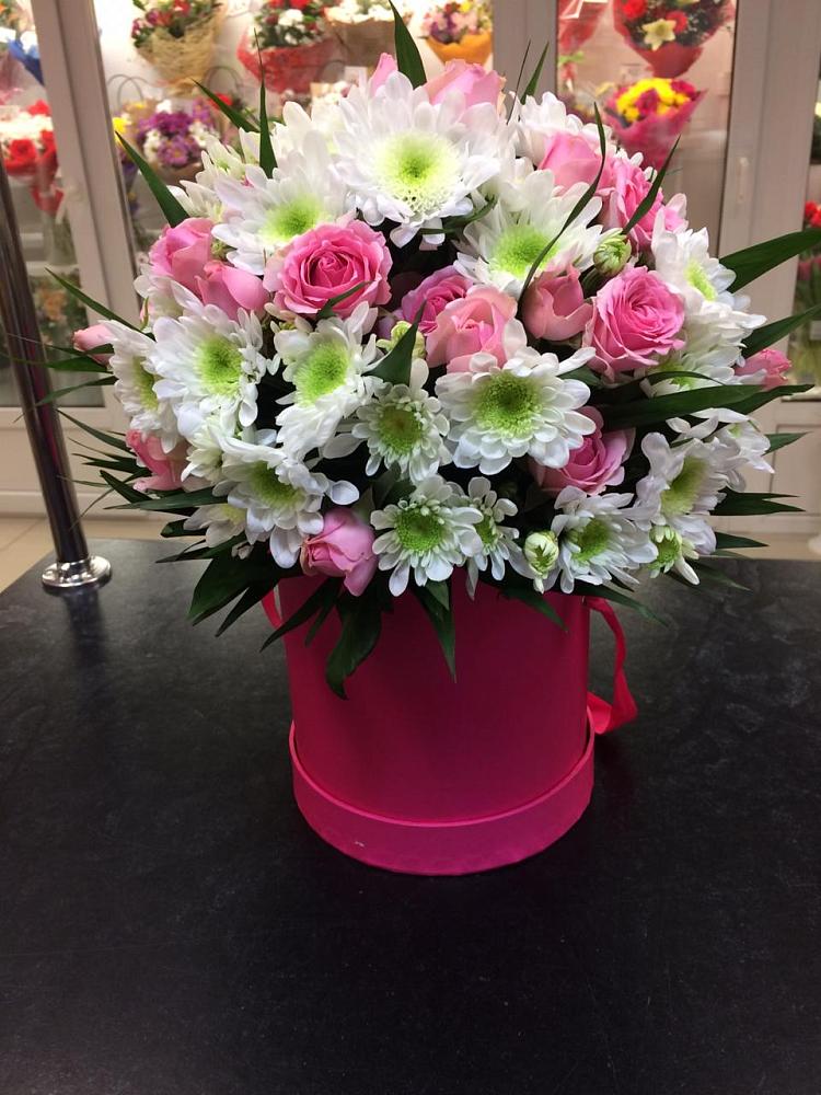 Цветочная композиция из Розы и Хризантемы в шляпной коробке в Пшизове