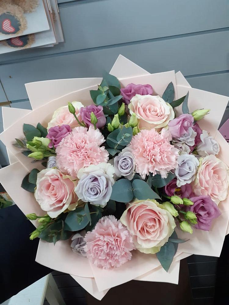 Букет цветов из: Розы, Гвоздики и Лизиантусы в Пшизове