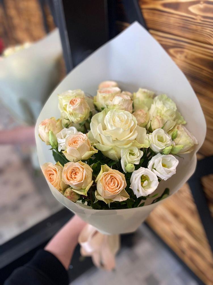 Букет цветов из: Розы и Лизиантусы в Пшизове